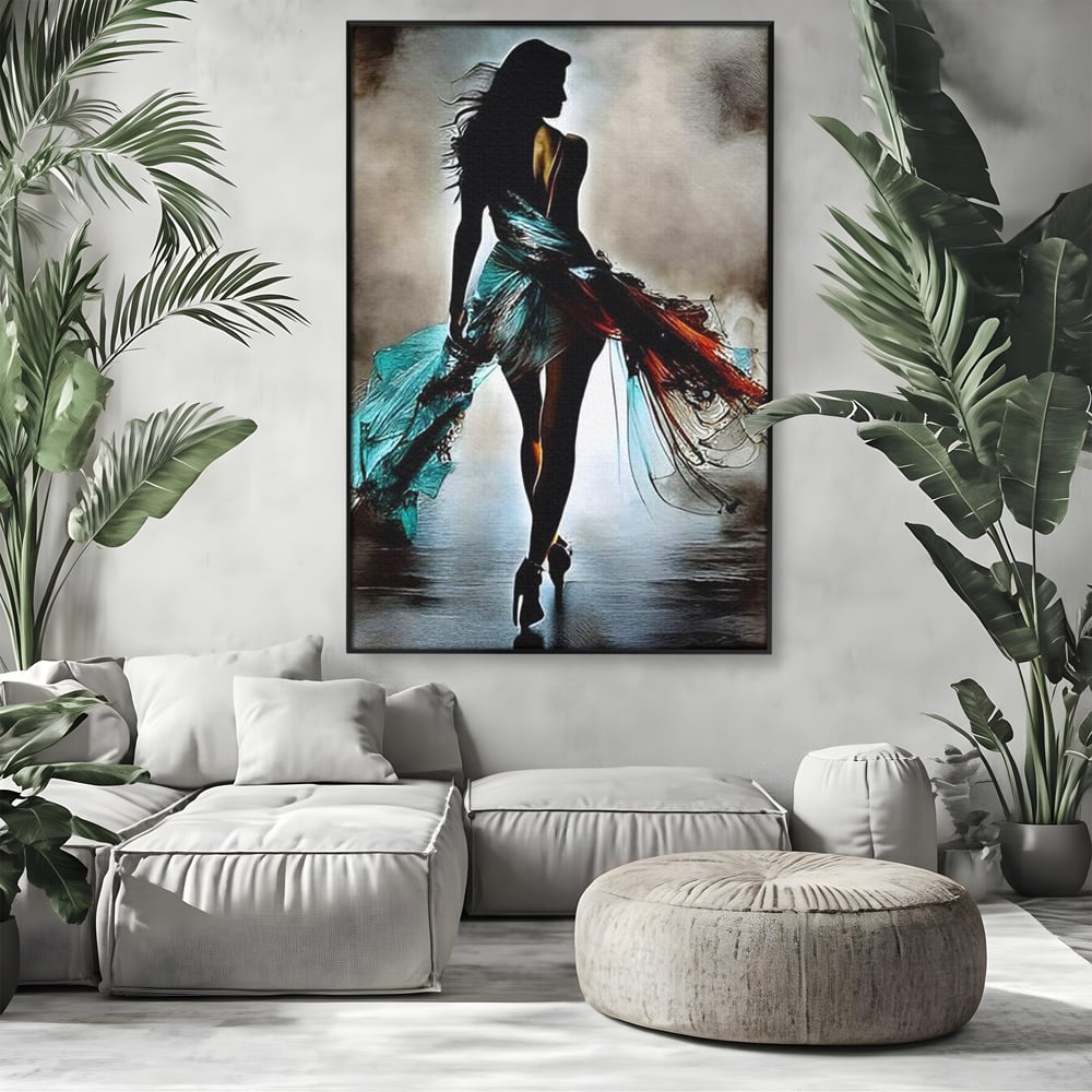Tablou canvas cu tablou canvas cu silueta feminina si rochie fluida, in rama de aluminiu negru, pe perete intr-un living
